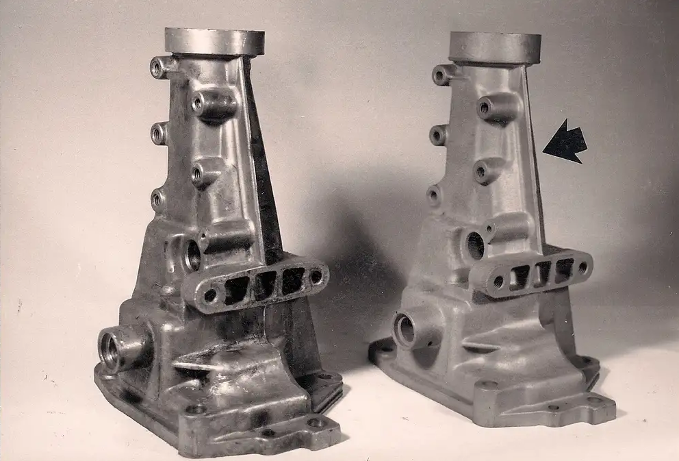Early Muncies #3831731 (left) and early #3846429 (right) tailhousings. Note thin parting “rib”(arrow) on bottom side of early housing.